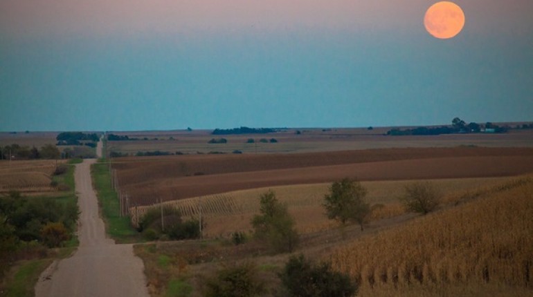 What is the Harvest Moon effect? 